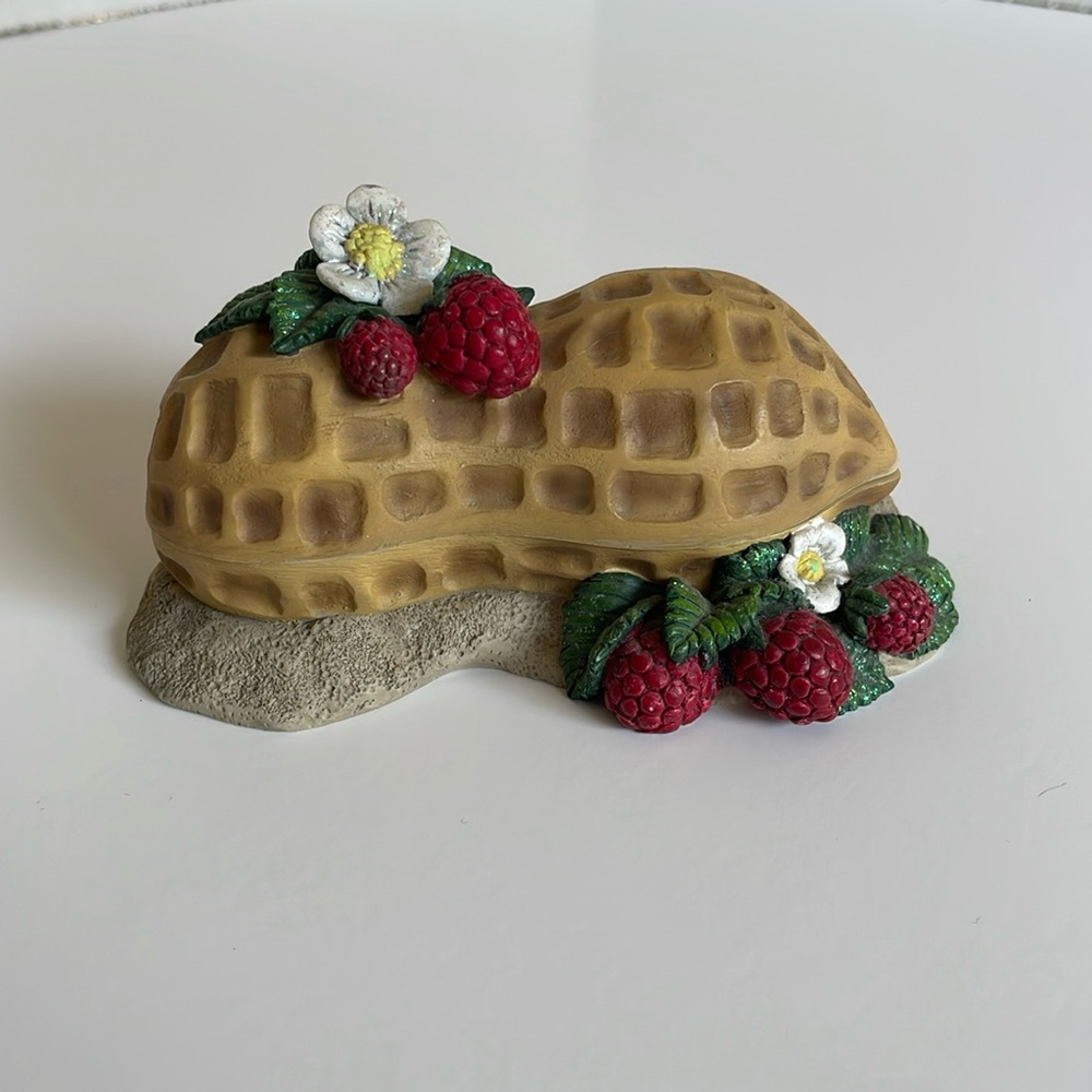 Vintage In‎ a Nutshell Peanut Shaped box  by Jill Trenholm 2000 by Mari
